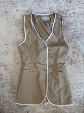 Sovre Taupe Sleeveless Button-Front Tank with White Trim